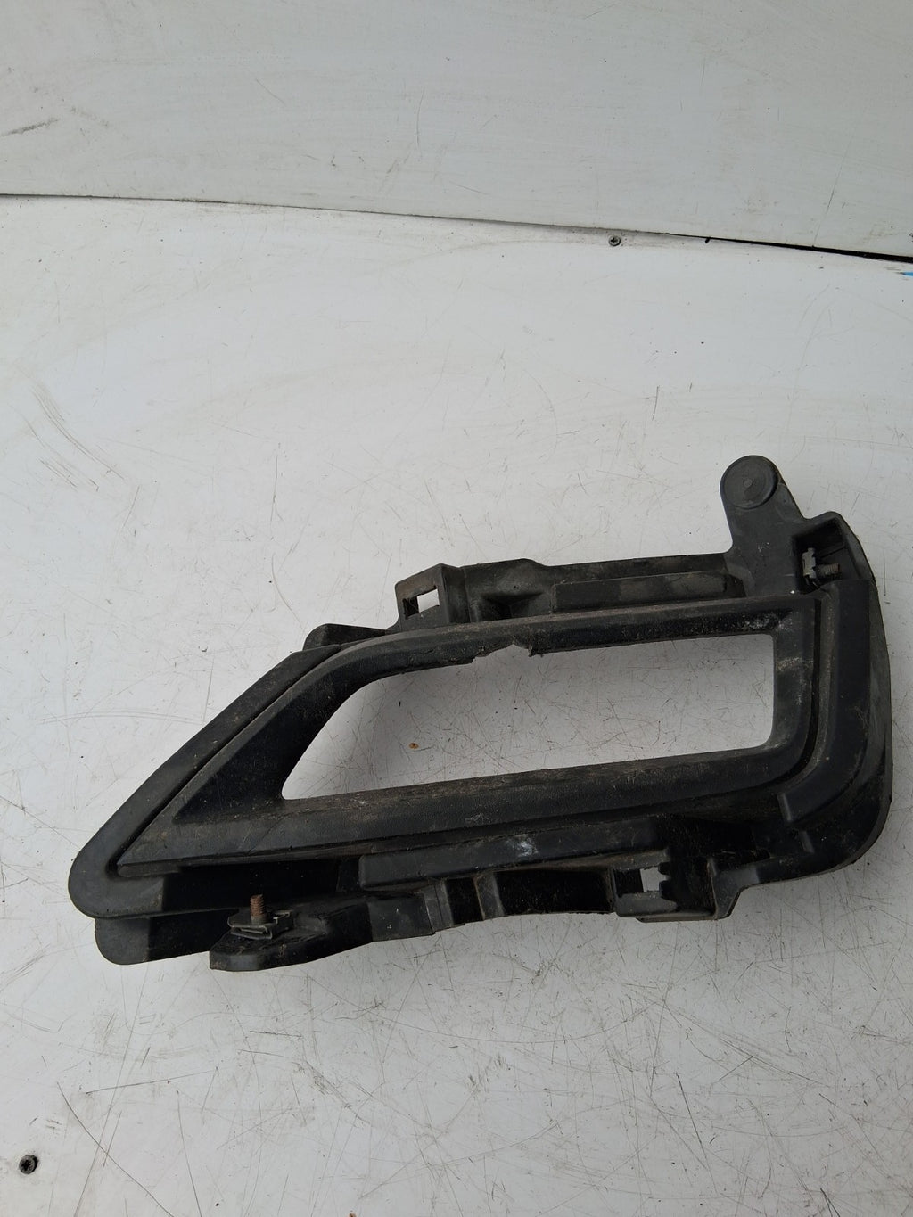 NISSAN QASHQAI MK2 OSF OFF RIGHT DRIVER SIDE FRONT FOG LIGHT BRACKET 622565FA0A