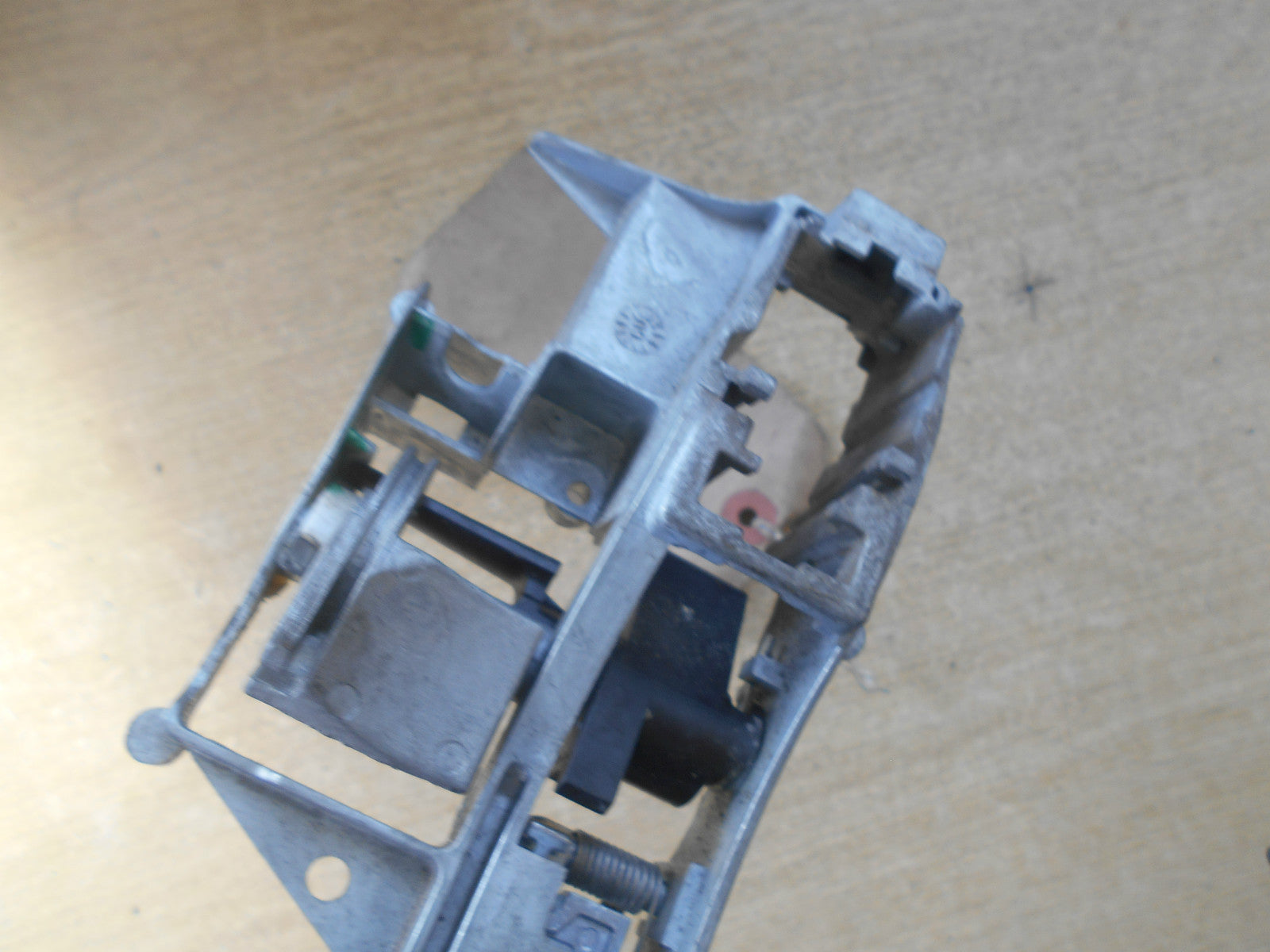 PEUGEOT 308 2010 NSR PASSENGER SIDE REAR EXTERIOR DOOR HANDLE BRACKET PLATE