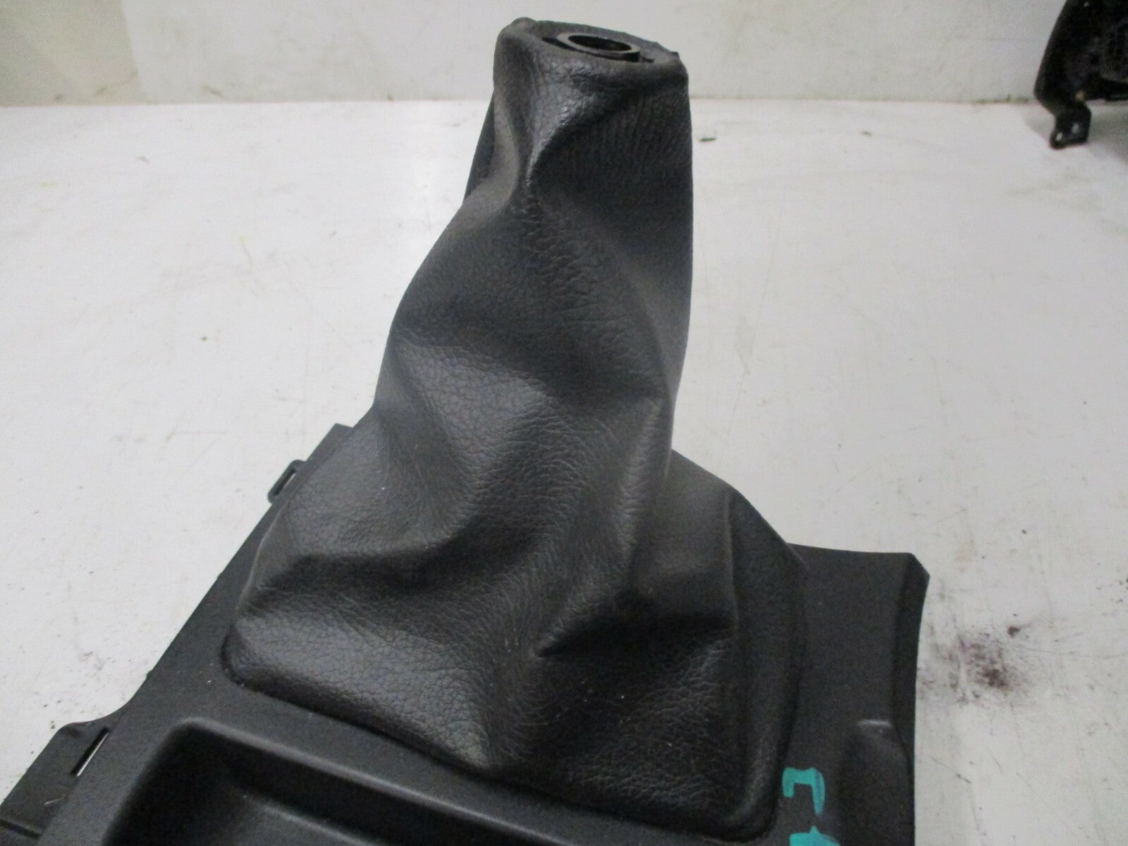 MAZDA 3 TS 2004 CENTRE CONSOLE GEAR STICK LEATHER GAITER SURROUND PLASTIC TRIM
