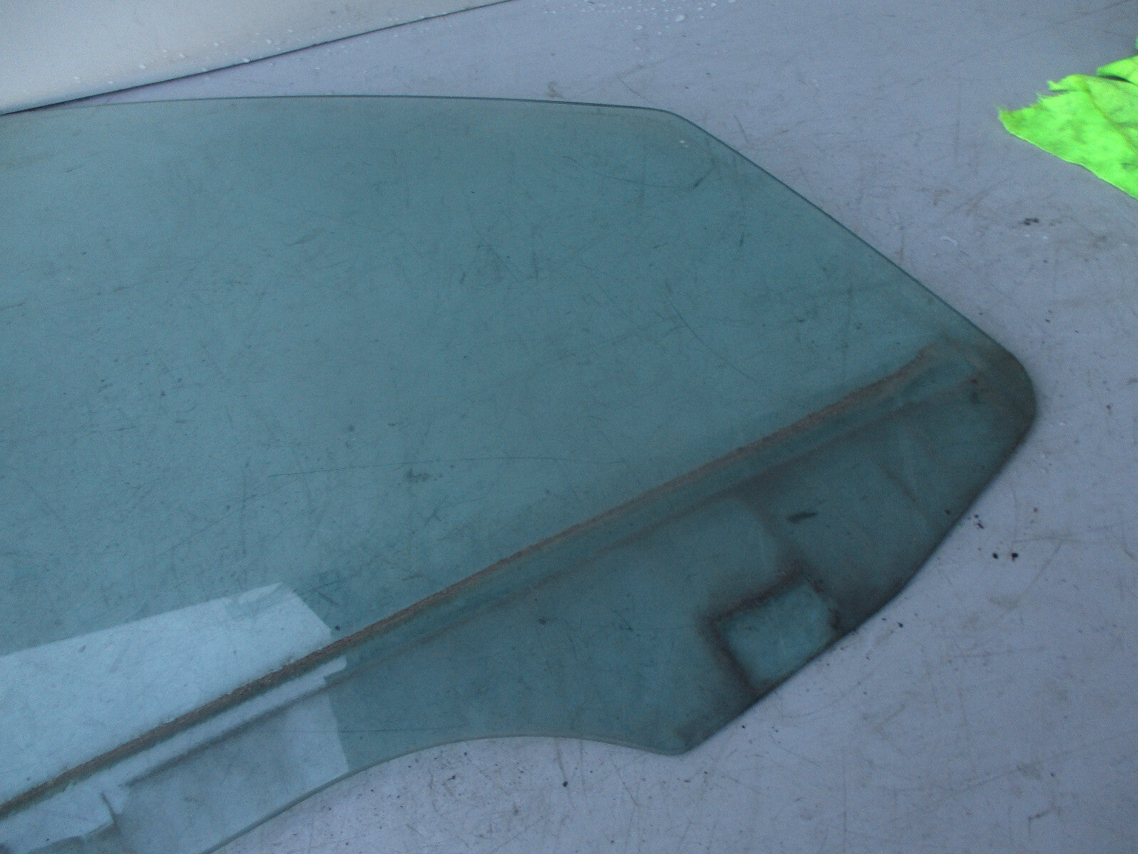 LAND ROVER 2000 OSF DRIVER SIDE FRONT WINDOW GLASS