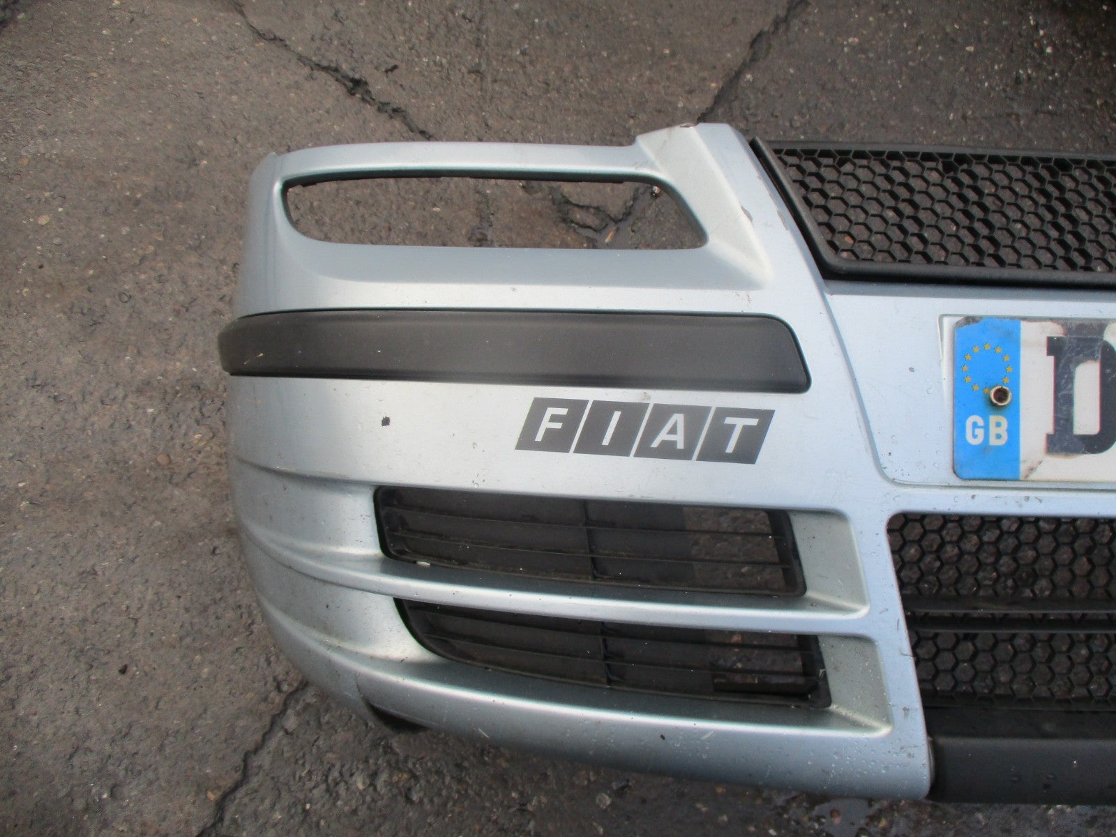 FIAT ULYSSE MPV 2004 COMPLETE FRONT PLASTIC BUMPER GRILL GRILLS TRIM BLUE DEFECT