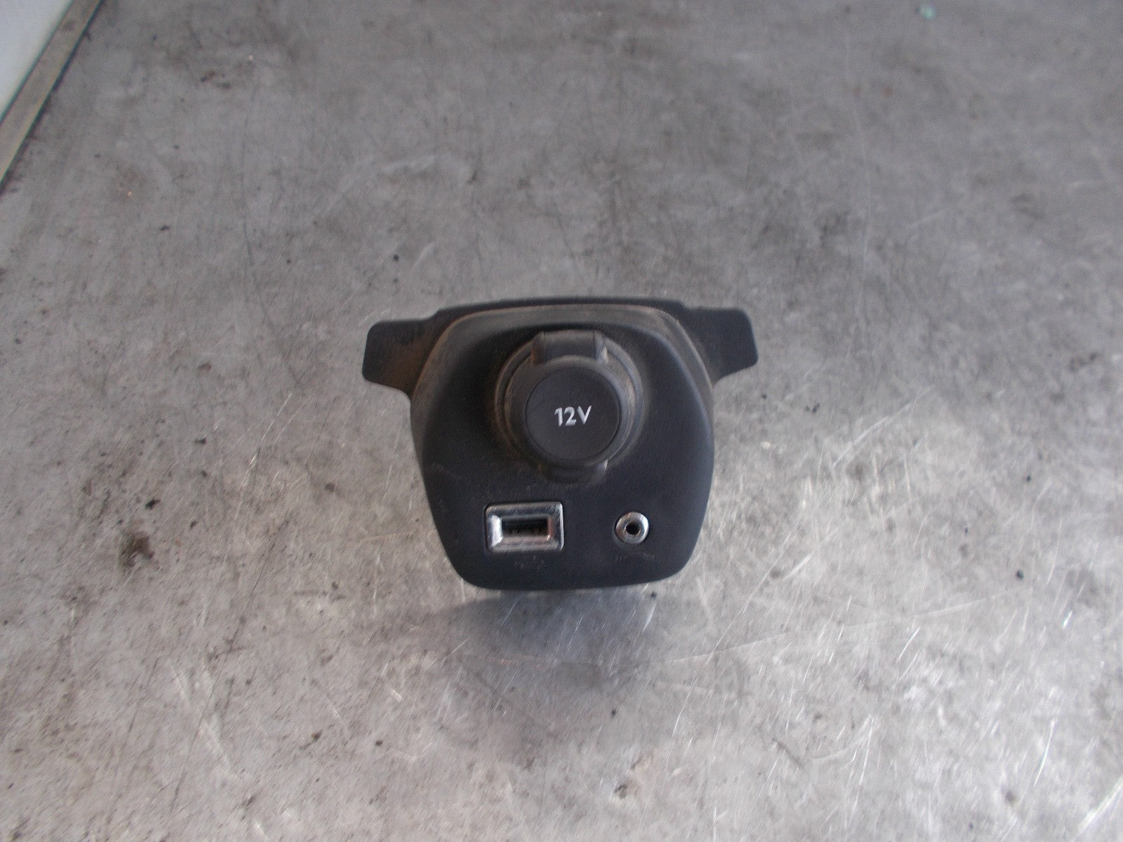 2017 TOYOTA AYGO MK2 12V AUX SOCKET PANEL 554770H010