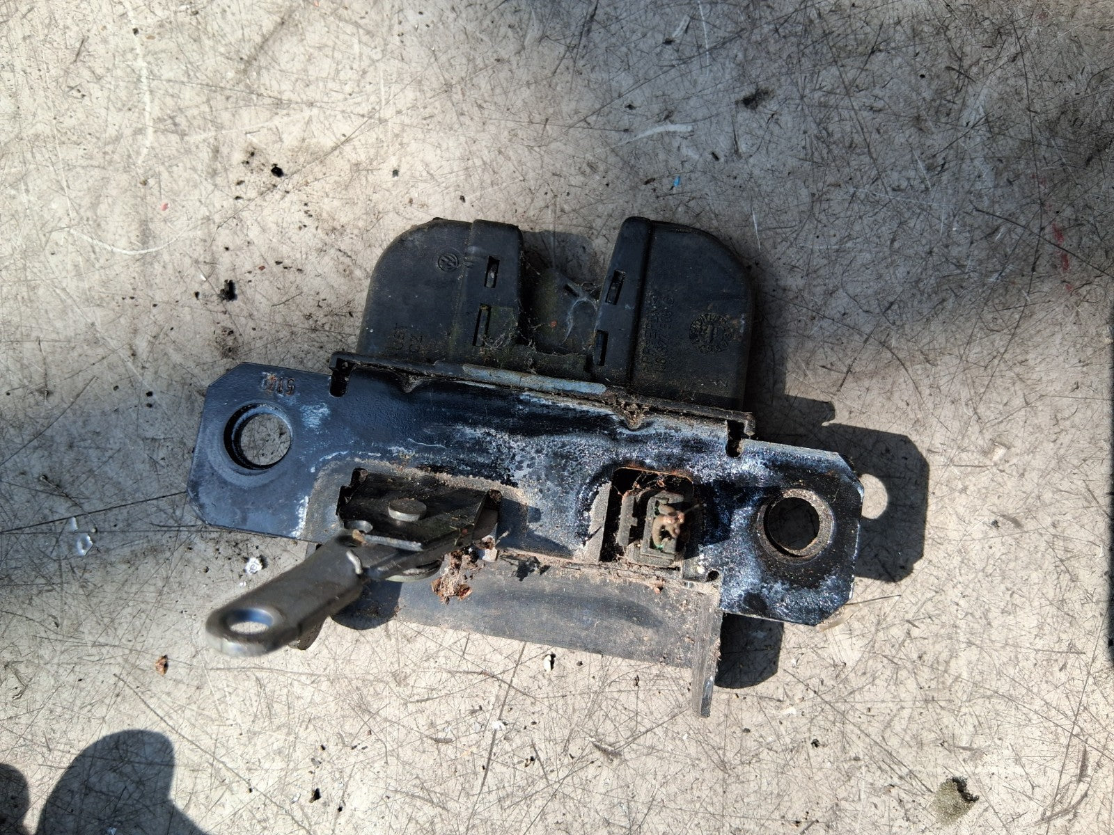 VW VOLKSWAGEN GOLF MK5 2006 REAR TAILGATE BOOTLID BOOT LOCK MECHANISM