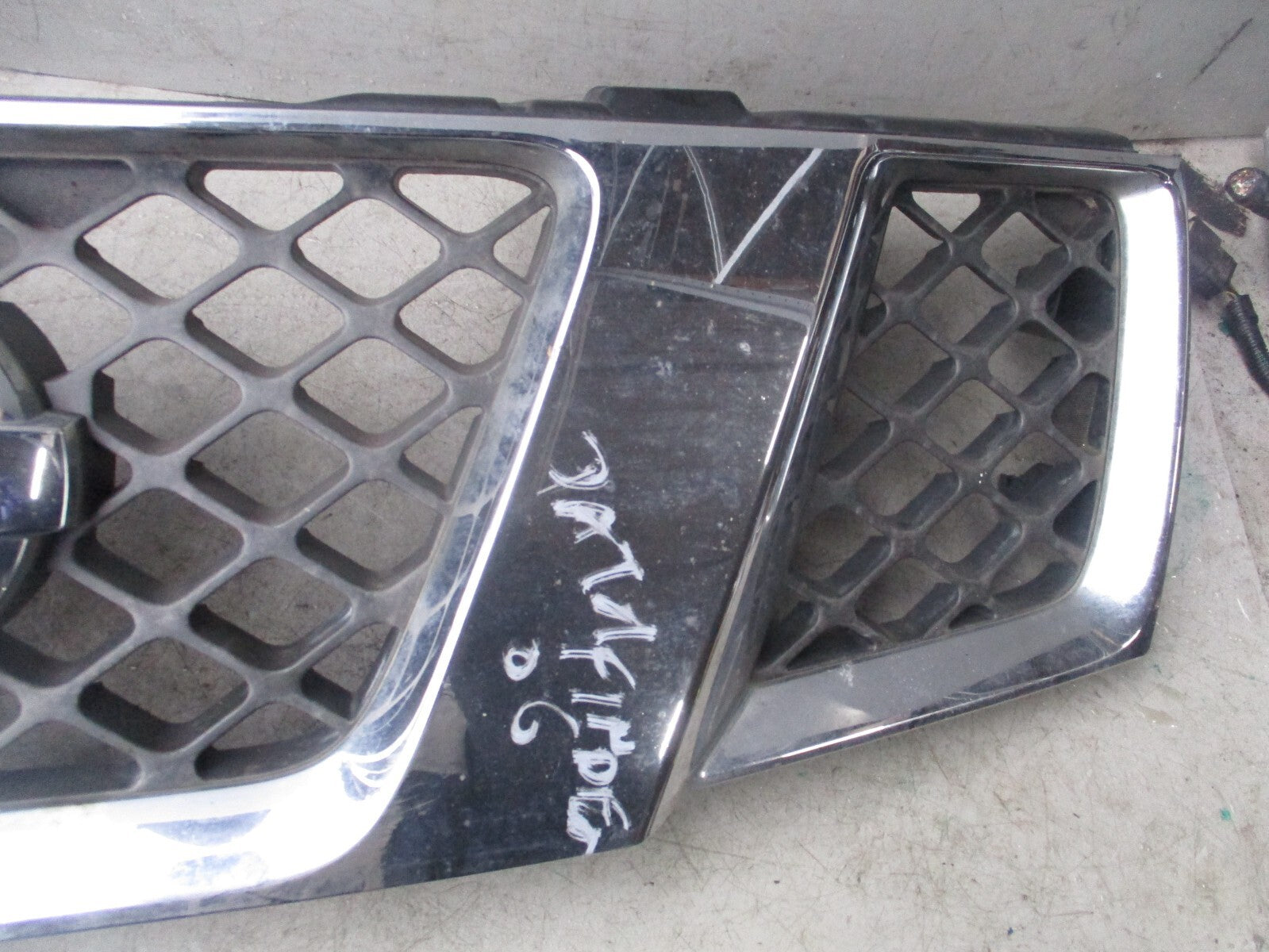 2006 NISSAN PATHFINDER R51 FRONT RADIATOR BADGE CHROME GRILL