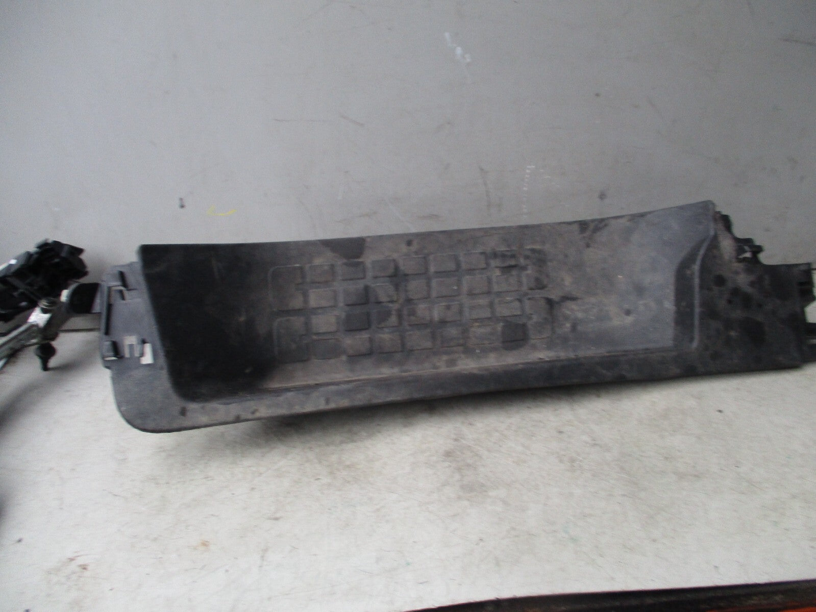 VAUXHALL VIVARO MK3 2021 OS DRIVER SIDE FRONT DOOR STEP TRIM COVER 98091632ZD