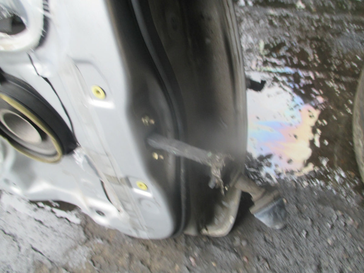 TOYOTA AVENSIS 1997 MK1 T220 NSF FRONT PASSENGER SIDE COMPLETE DOOR SILVER