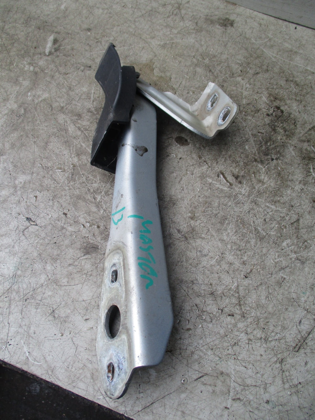 2013 RENAULT MASTER MK3 BONNET HINGES PAIR  654010006R
