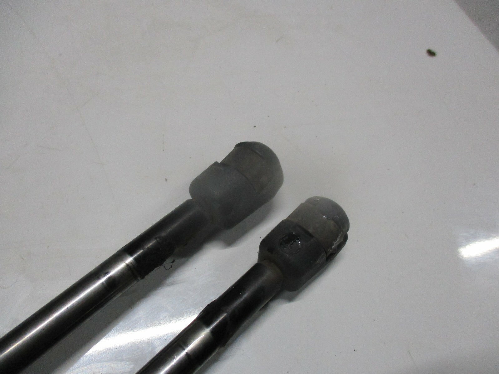 FORD GALAXY 2000 PAIR 2 X REAR BOOT TAILGATE GAS STRUT LIFTERS ROD 7M0827550G