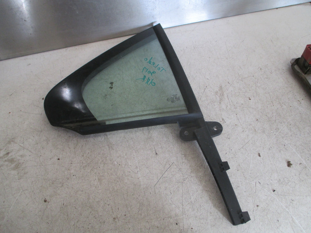 SEAT TOLEDO MK4 2017 OSR DRIVER SIDE REAR DOOR QUARTER WINDOW GLASS