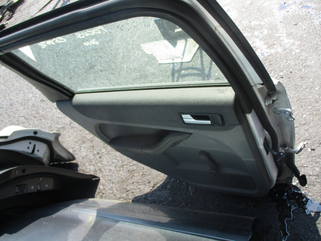 FORD FOCUS 2010 MK2 ESTATE PASSENGER NEAR SIDE REAR COMPLETE DOOR WHITE NSR