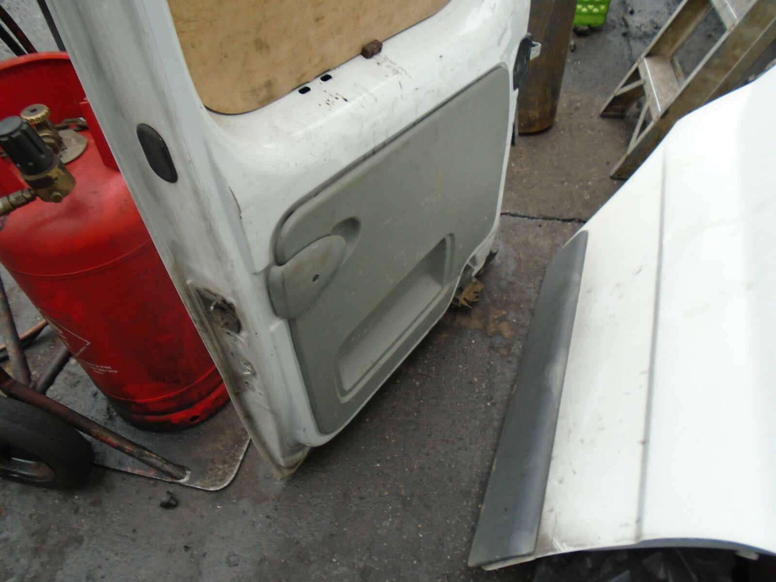 VAUXHALL VIVARO MK1 2011 OSR DRIVER SIDE REAR COMPLETE DOOR WHITE