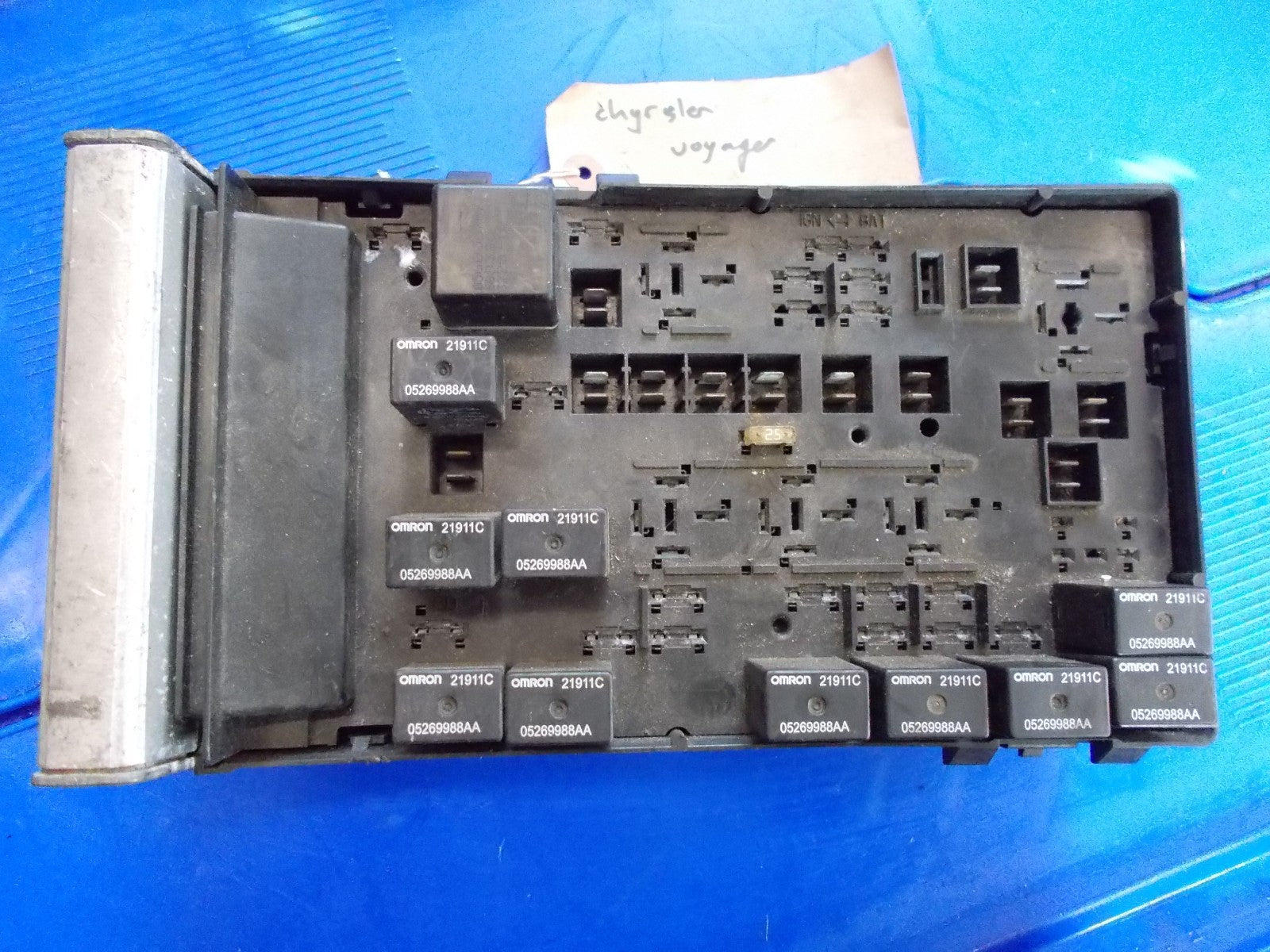 2001 CHRYSLER VOYAGER FUSE & RELAY BOX 04869204AK