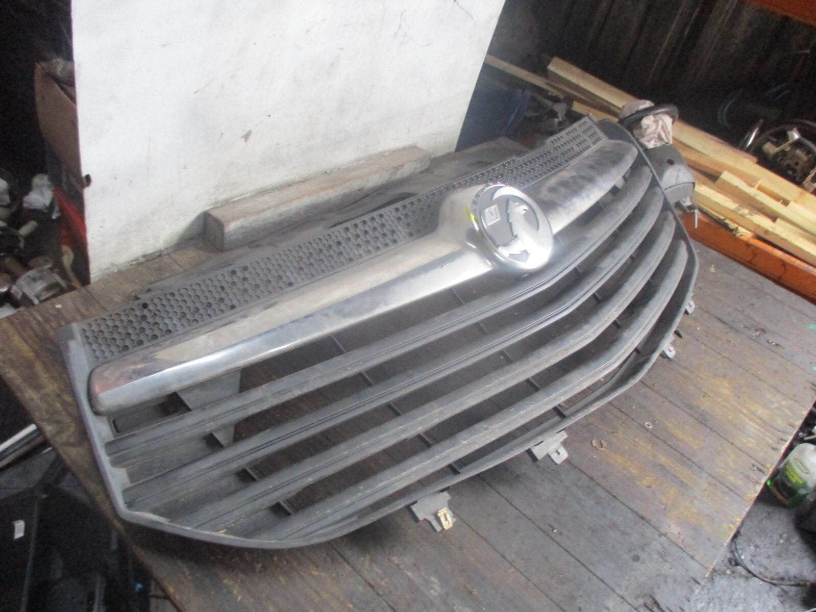 VAUXHALL VIVARO X82 MK2 2018 FRONT BUMPER RADIATOR GRILL BADGE