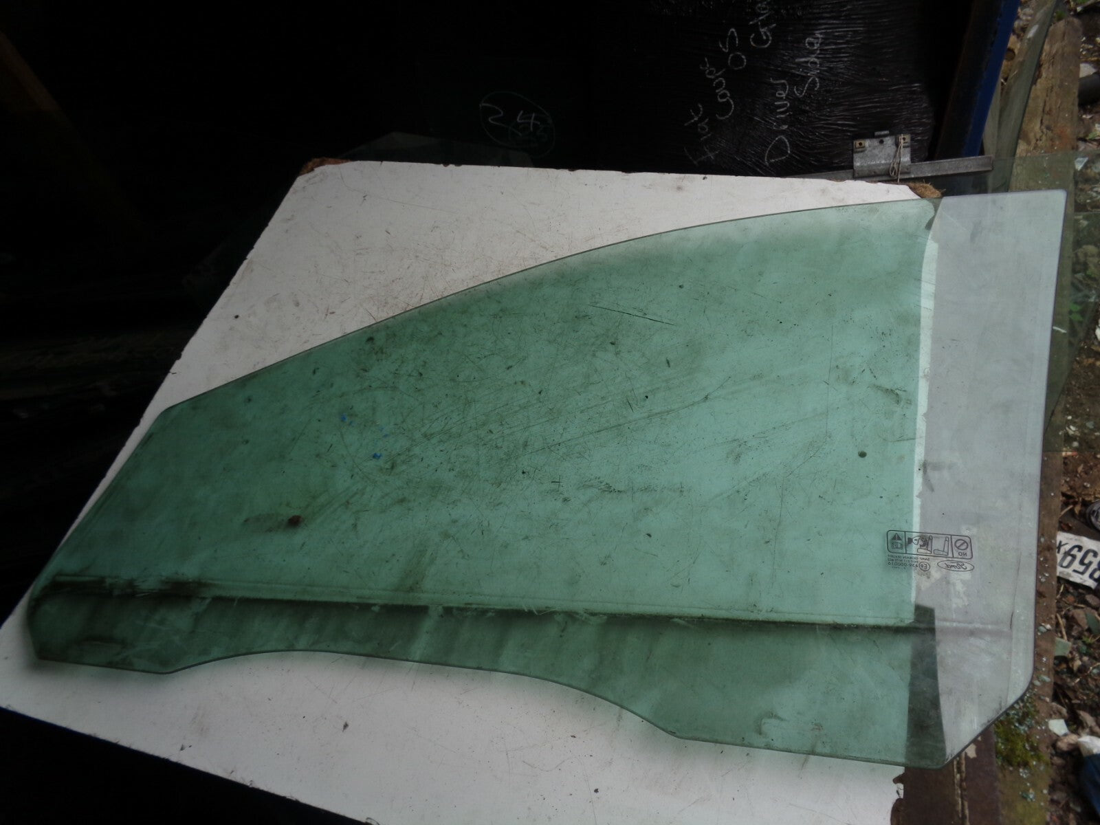 FORD FOCUS MK1 OSF DRIVER SIDE FRONT WINDOW GLASS