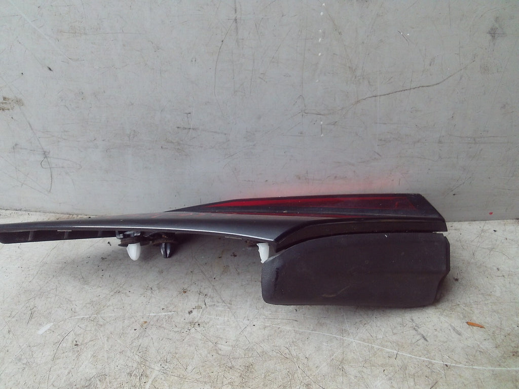 2021 CITROEN C4 MK3 OSR DRIVING SIDE REAR LIGHT REFLECTOR ON TAILGATE 9835109680