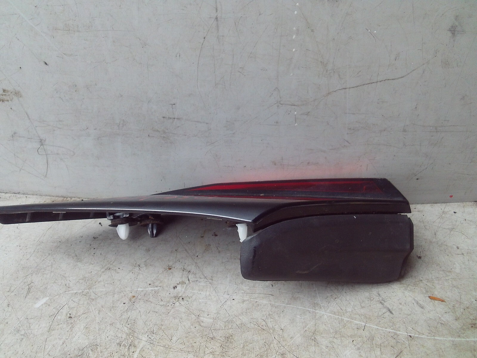 2021 CITROEN C4 MK3 OSR DRIVING SIDE REAR LIGHT REFLECTOR ON TAILGATE 9835109680