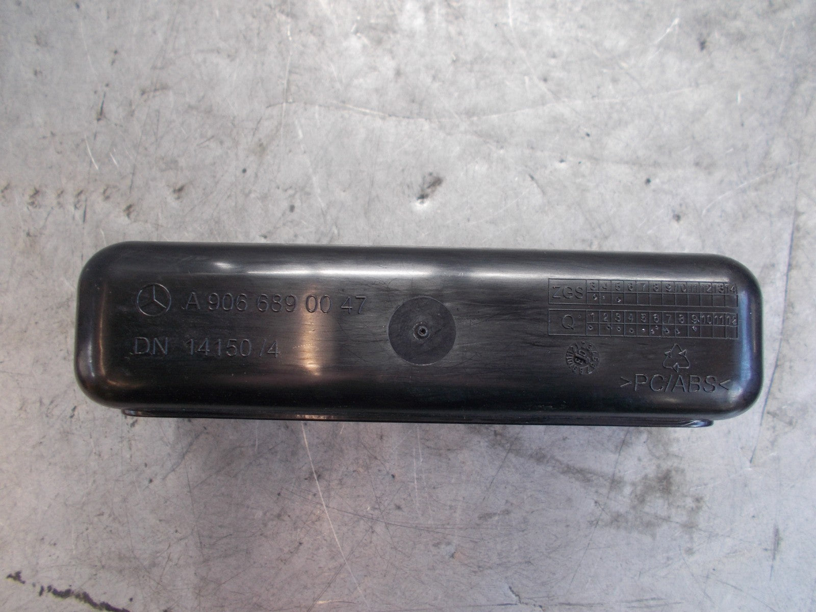 MERCEDES SPRINTER W906 2008 MK2 DISPLAY UNIT COMPARTMENT TRIM BLACK A9066890047