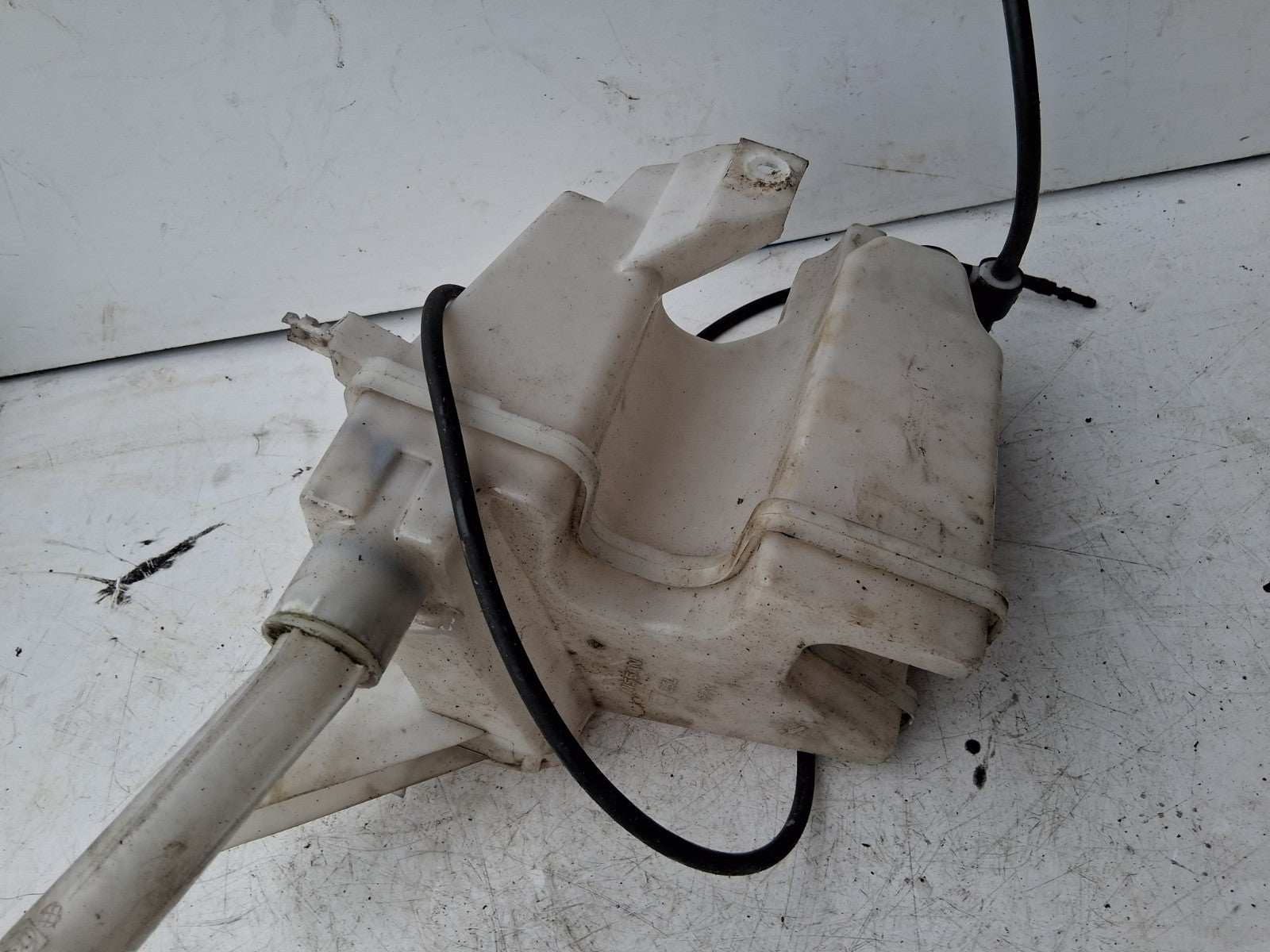 2016 NISSAN JUKE F15 FRONT WINDSCREEN WASHER BOTTLE RESERVOIR