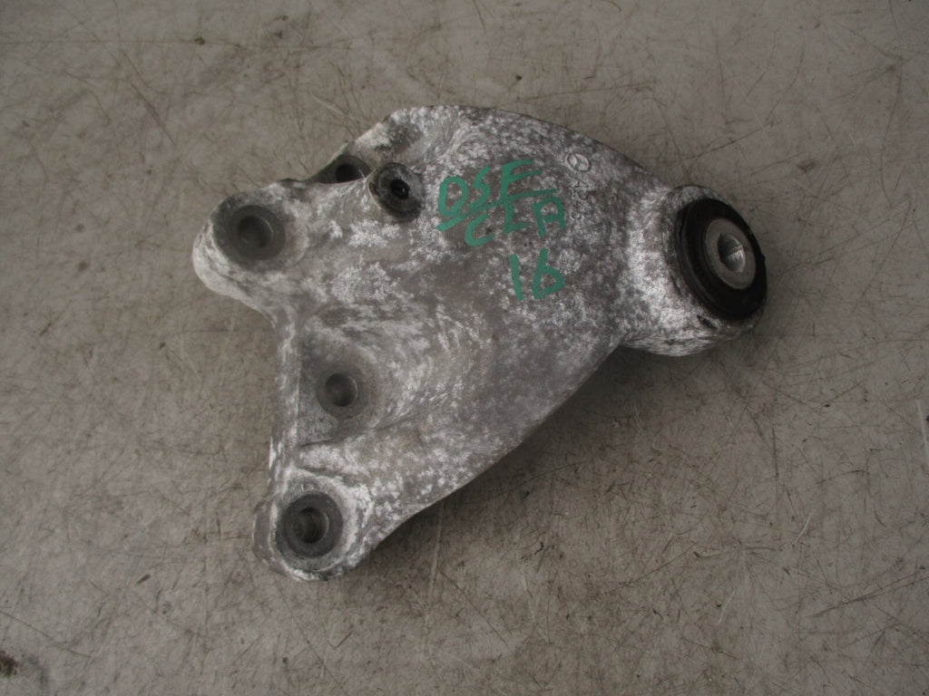 2016 MERCEDES CLA C117 OSF DRIVER SIDE FRONT ENGINE MOUNT BRACKET A2462401109