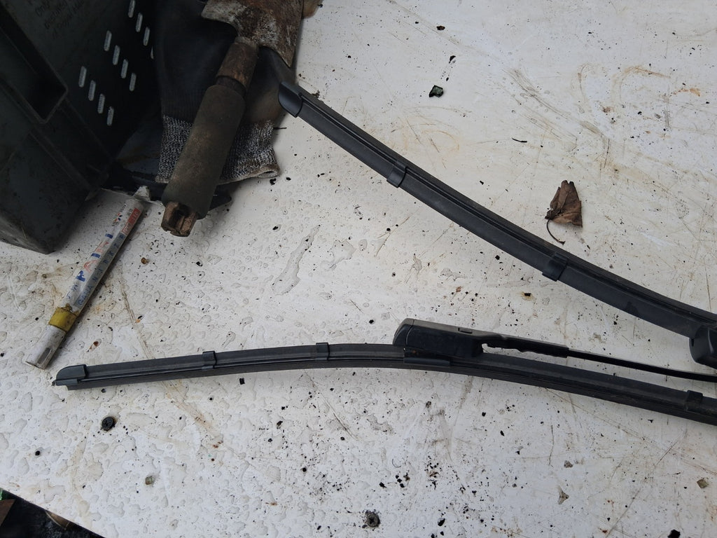 2018 FORD MONDEO MK5 FRONT WINDSCREEN BOTH WIPER ARMS