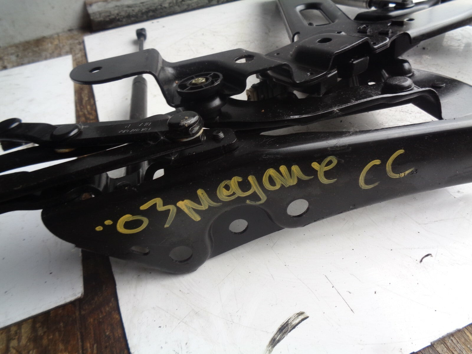 RENAULT MEGANE MK2 CC OFF DRIVER SIDE REAR ROOF HINGE e84827756