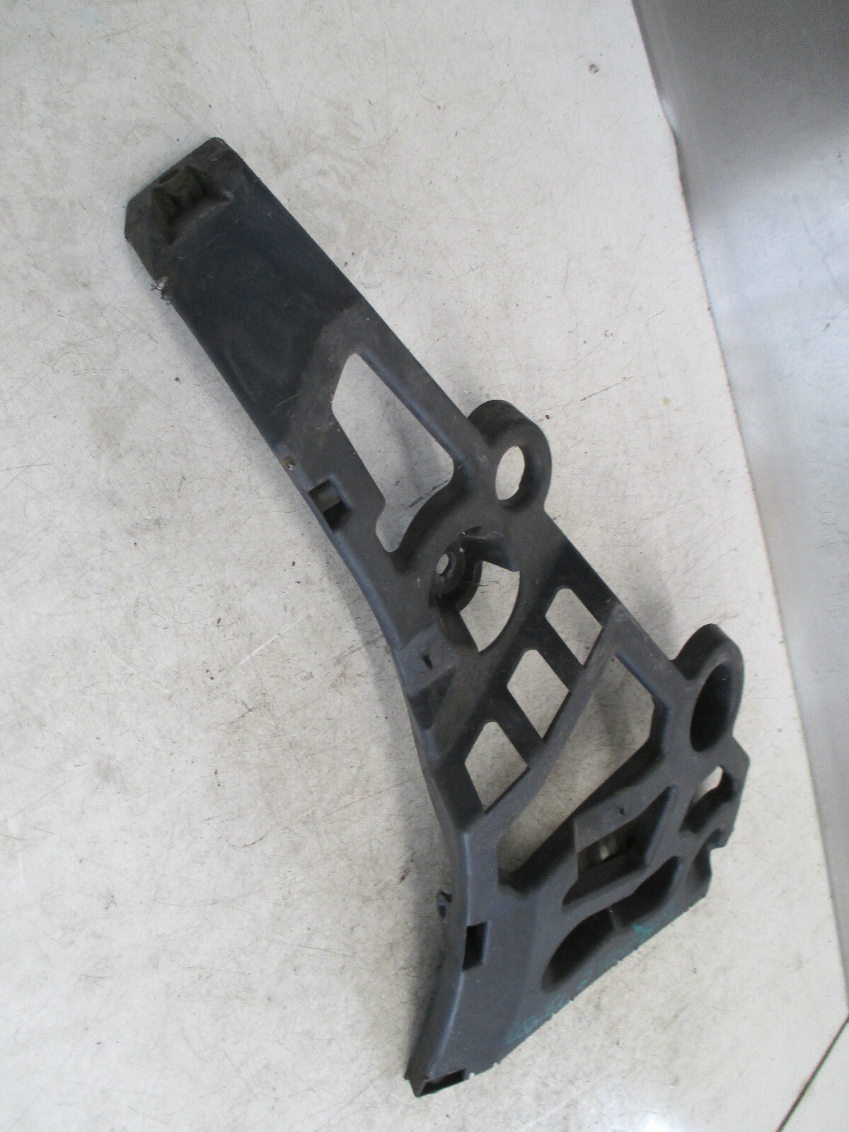 RENAULT MEGANE MK3 2013 OSR DRIVER REAR BUMPER MOUNTING BRACKET 850440010R