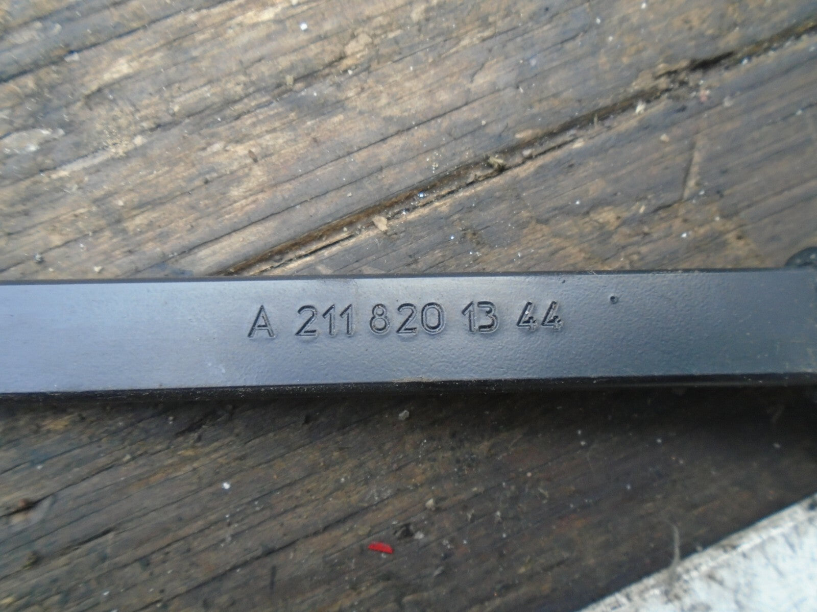 MERCEDES-BENZ E-CLASS 2004 W211 FRONT WINDSCREEN WIPER ARM A2118201344