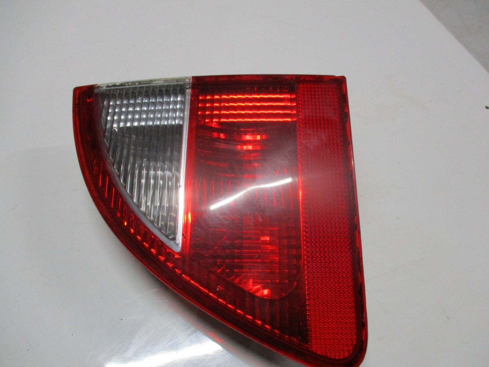 FORD GALAXY 2000 OSR DRIVER SIDE REAR INNER BOOT TAILGATE LIGHT YM2113A602AB