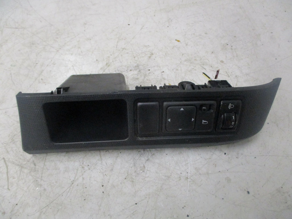 NISSAN MICRA K12 MK3 2005 HEADLIGHT LEVEL MIRROR ADJUST SWITCH TRIM 68485AX600