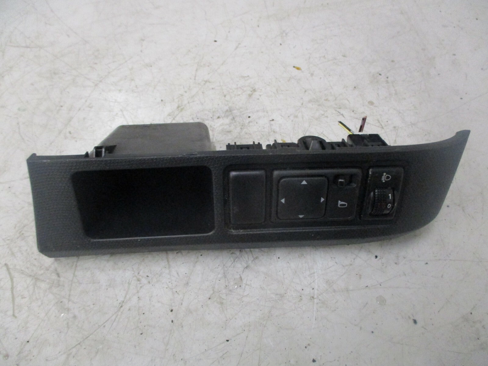 NISSAN MICRA K12 MK3 2005 HEADLIGHT LEVEL MIRROR ADJUST SWITCH TRIM 68485AX600