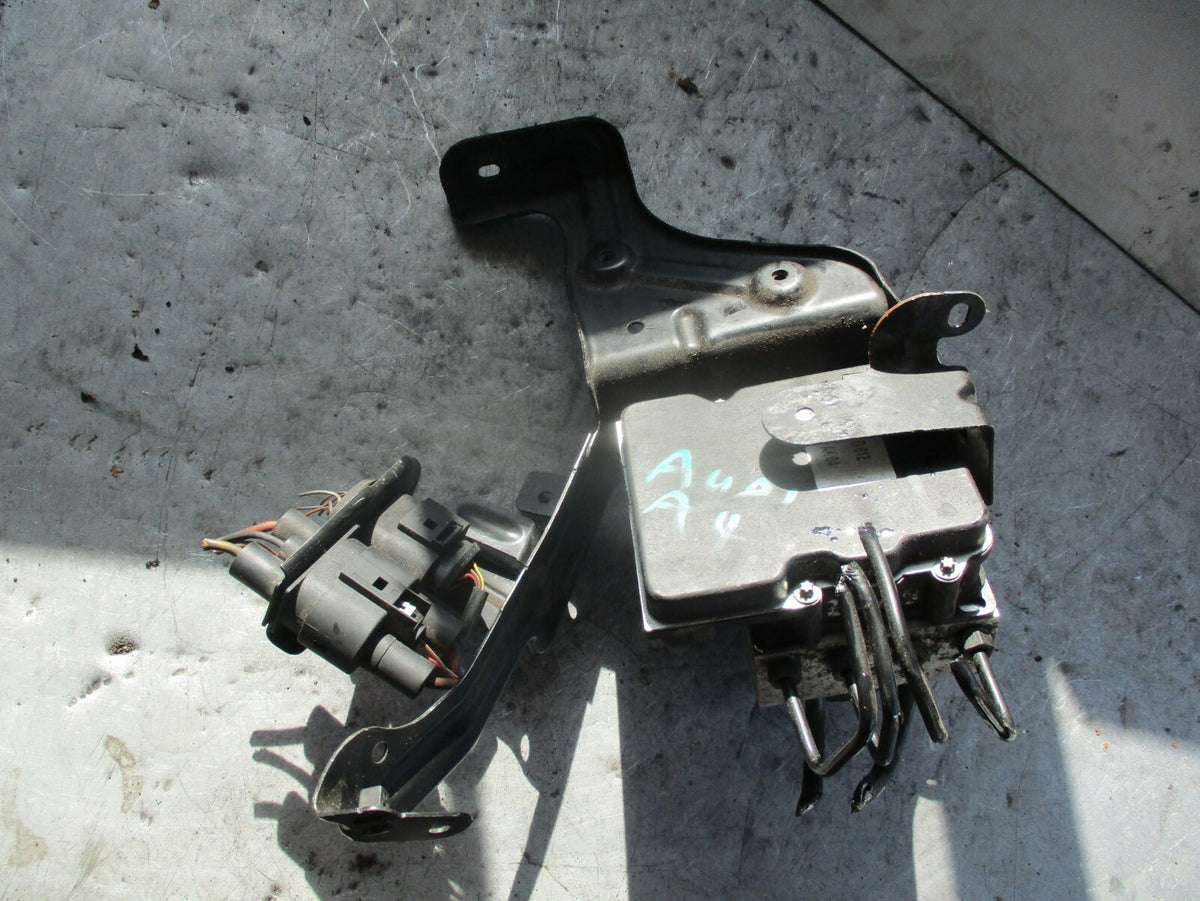 AUDI A4 B7 ABS PUMP & CONTROL MODULE