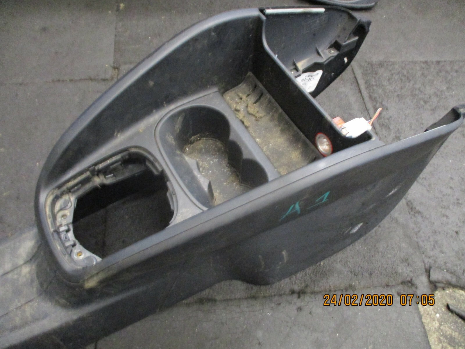 AUDI A1 MK1 8X 3 DOOR 2017 CENTRE CONSOLE CUP HOLDER PLASTIC TRIM 8X0863240C