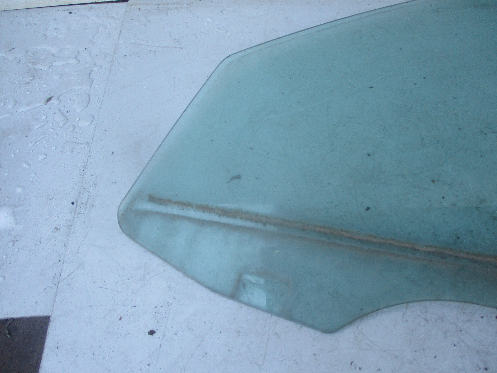 LAND ROVER 2000 NSF PASSENGER SIDE FRONT WINDOW GLASS