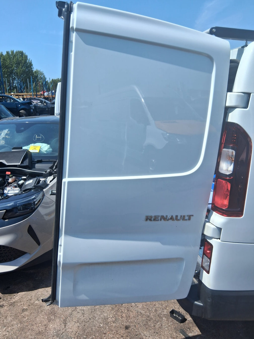 2025 RENAULT TRAFIC X82 MK3 OSR DRIVER SIDE REAR RIGHT COMPLETE DOOR WHITE