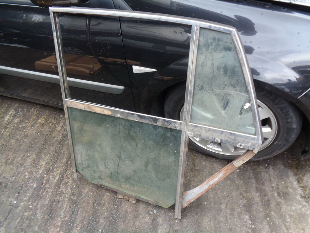 BMC AUSTIN LEYLAND MORRIS 420 FG 6 CYLINDER PETROL GLASS IN STEEL FRAME