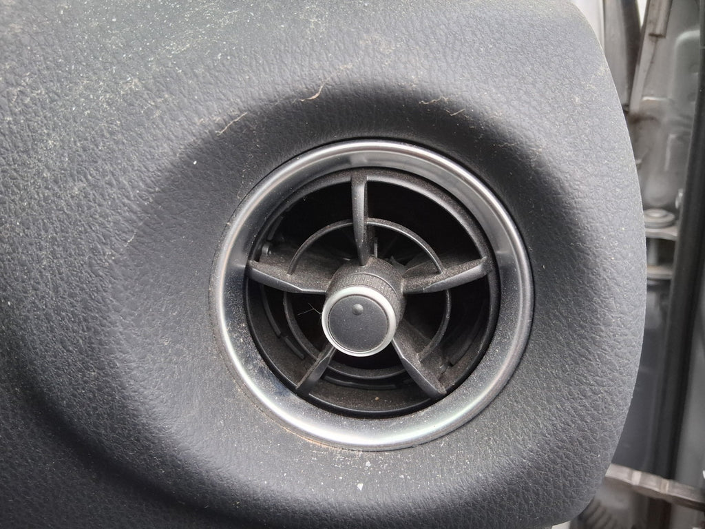 TOYOTA YARIS MK3 2019 OSF DRIVER SIDE FRONT AIR VENT