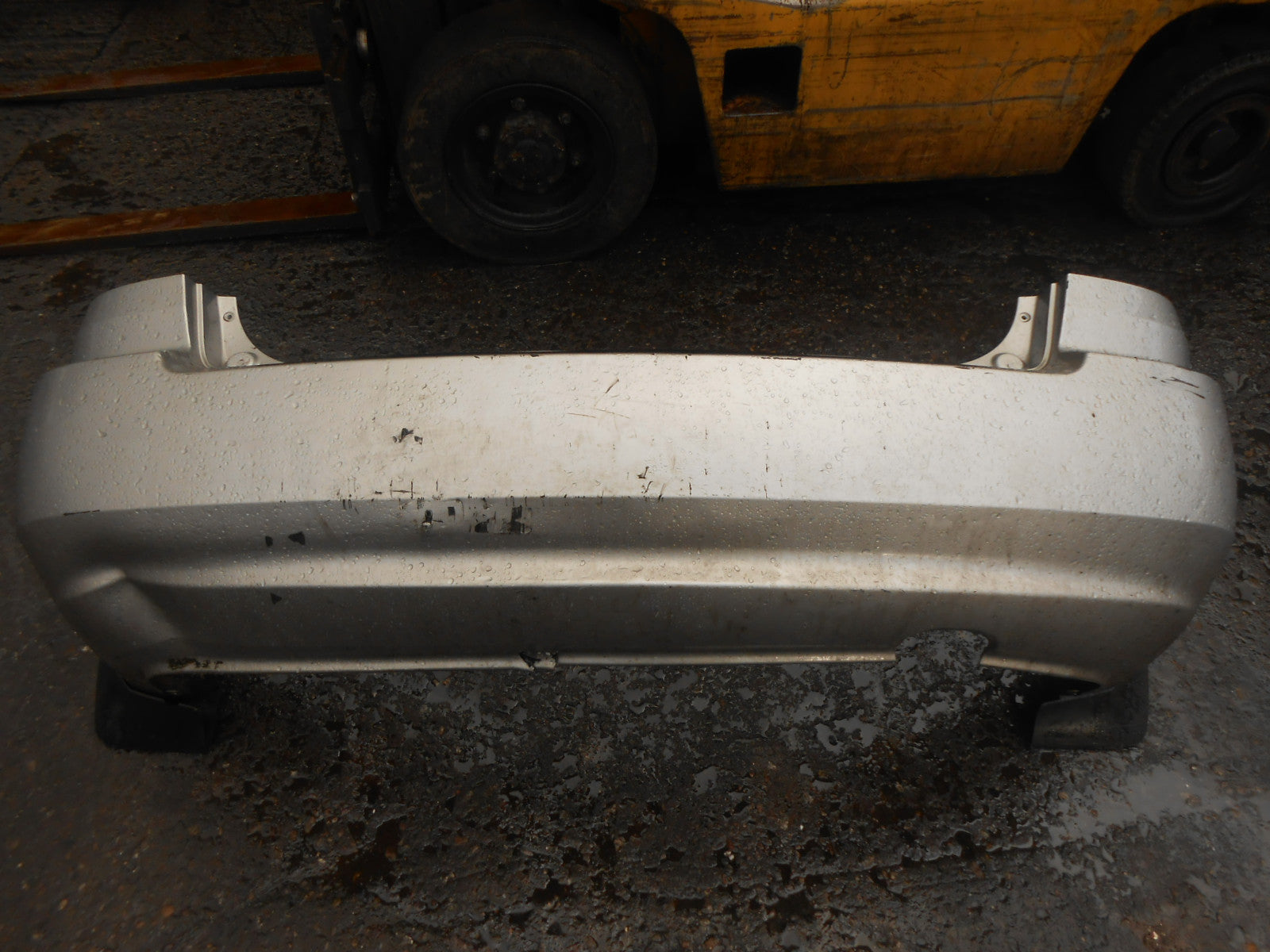 KIA CARENS MK2 FACELIFT 2004 REAR BACK PLASTIC BUMPER SILVER DAMAGED