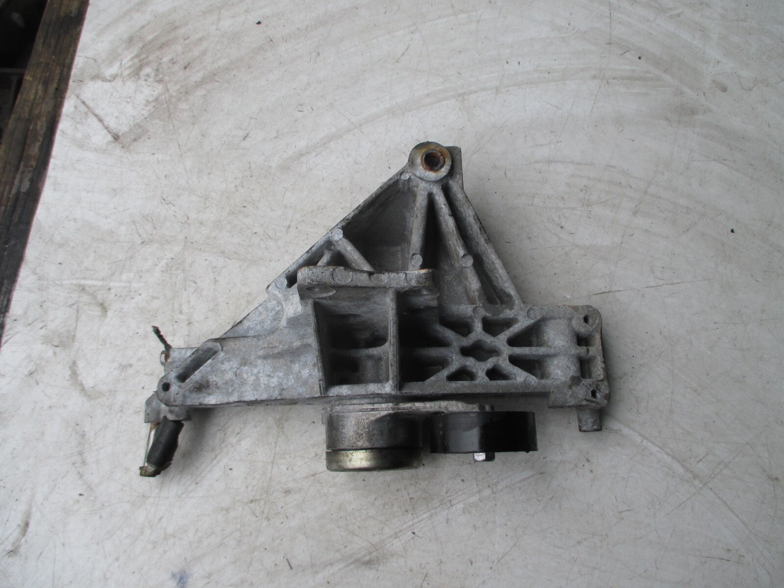 FIAT 500 2016 ENGINE MOUNT BRACKET TENSIONER PULLEY WHEEL ASSEMBLY UNIT