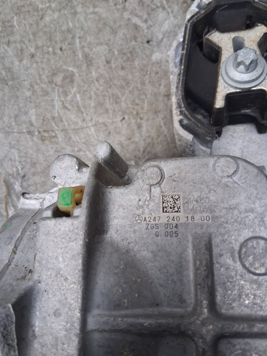 2021 MERCEDES A CLASS ENGINE MOUNT A2472401800