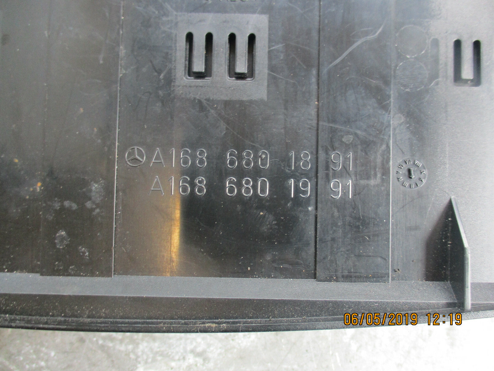 MERCEDES A CLASS W168 CD DISC HOLDER STORAGE ASSEMBLY A1686801991