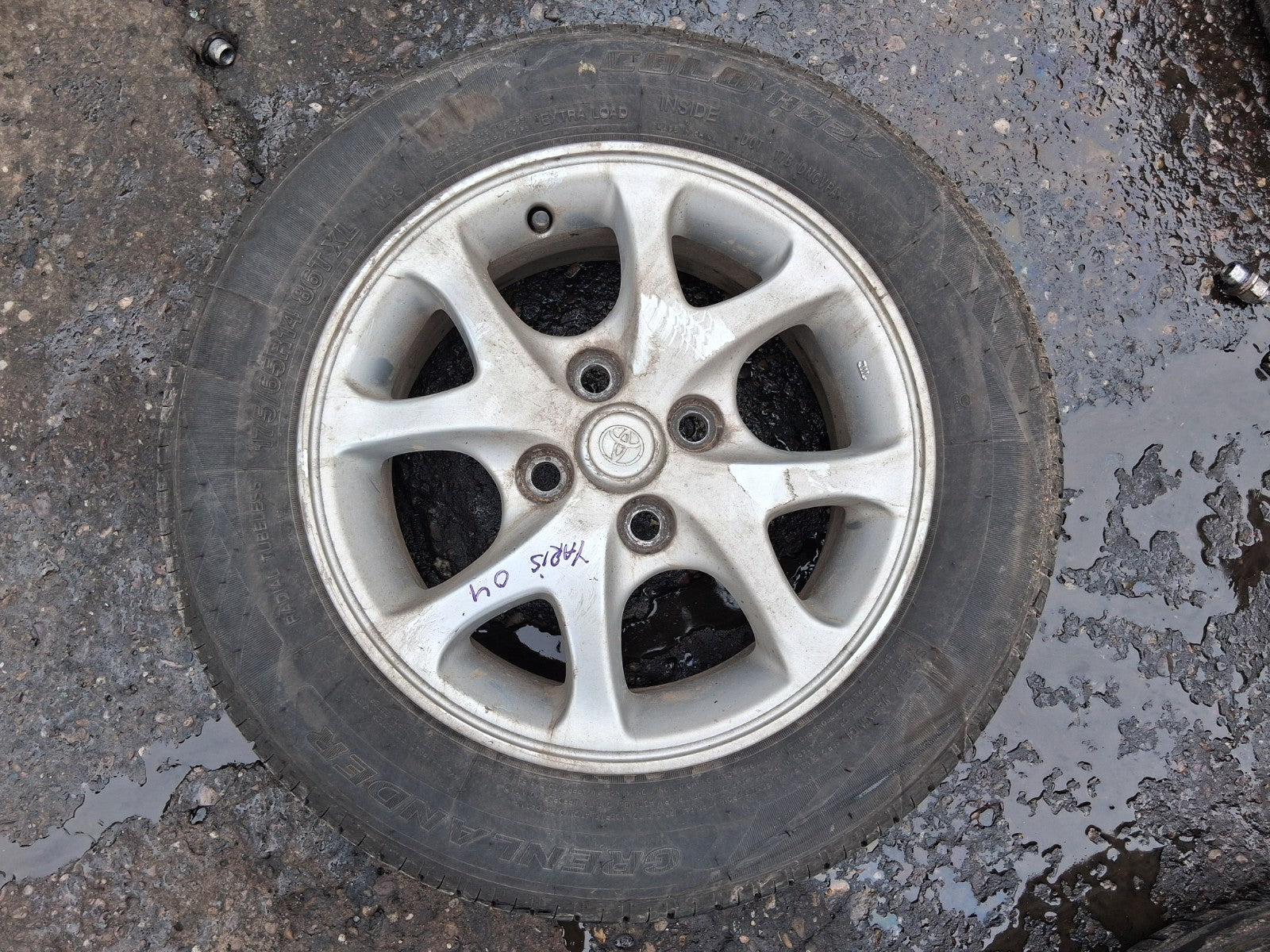 2004 TOYOTA YARIS MK1 14 INCH ALLOY WHEEL WITH TYRE 175/65R14