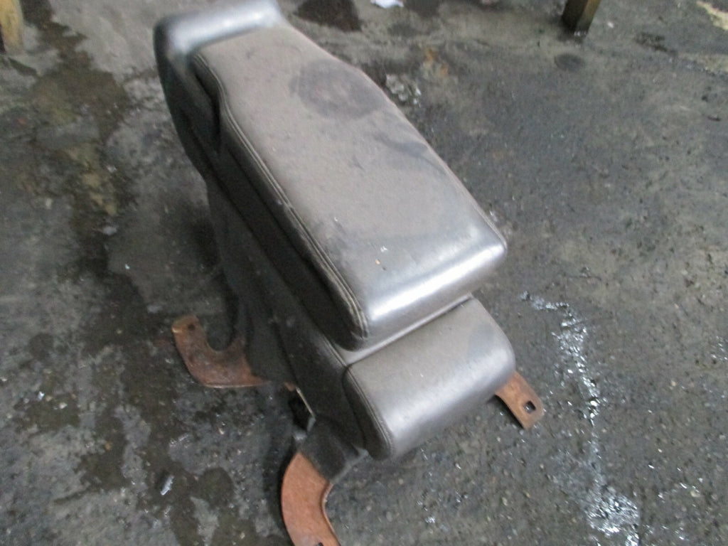 LINCOLN TOWN CAR LIMOUSINE 2006 CENTRE CONSOLE ARM REST STORAGE BOX COMPARTMENT