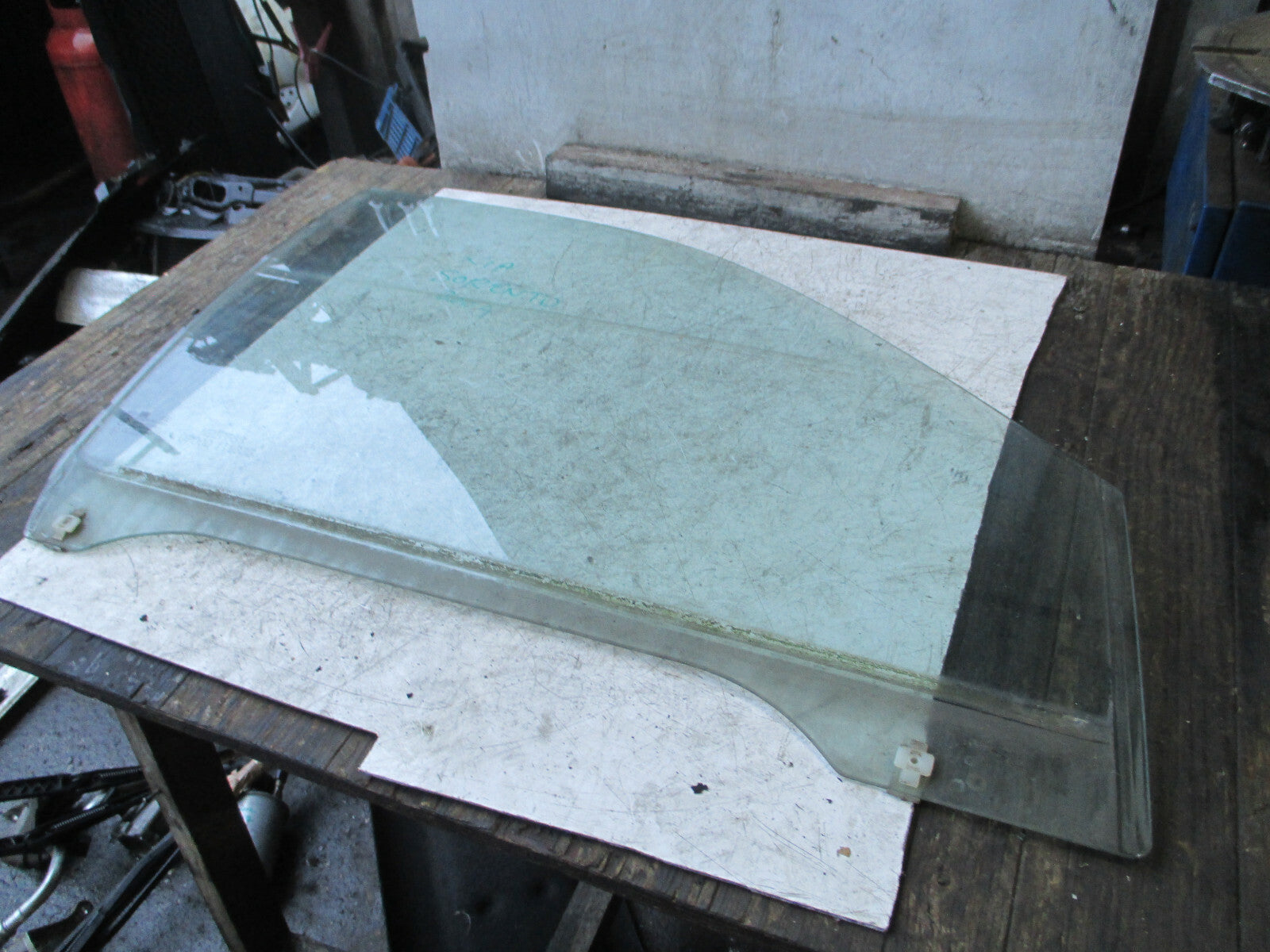 KIA SEDONA MK1 2004 OSF DRIVER SIDE FRONT DOOR WINDOW GLASS