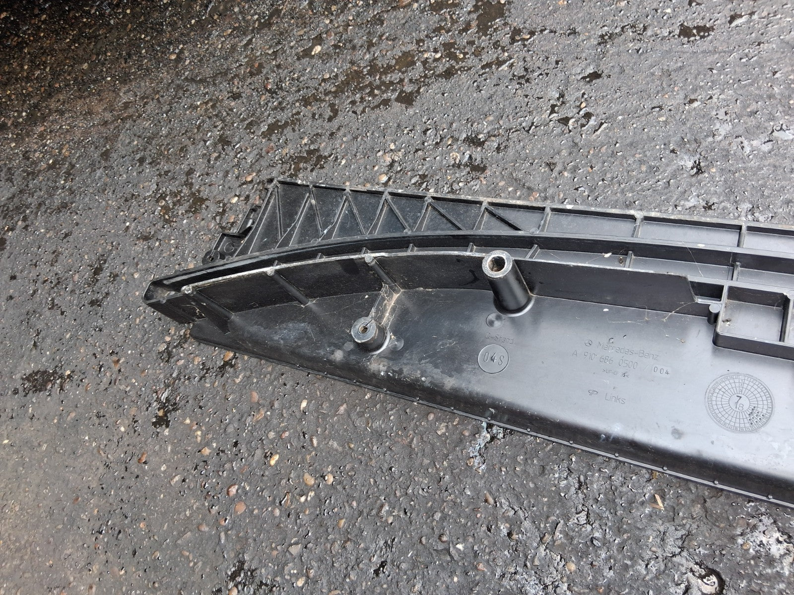 2020 MERCEDES BENZ SPRINTER NS PASSENGER SIDE SLIDING DOOR STEP TRIM A9106860500