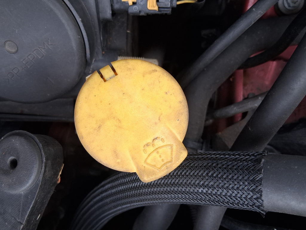 2013 RENAULT CLIO X98 MK4 0.9 PETROL FRONT WINDSCREEN WASHER BOTTLE
