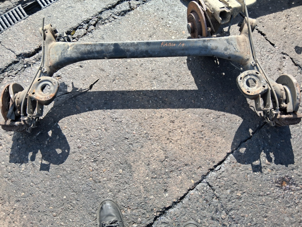 2019 SKODA FABIA MK3 NJ HATCHBACK COMPLETE REAR AXLE HUB DISC TYPE