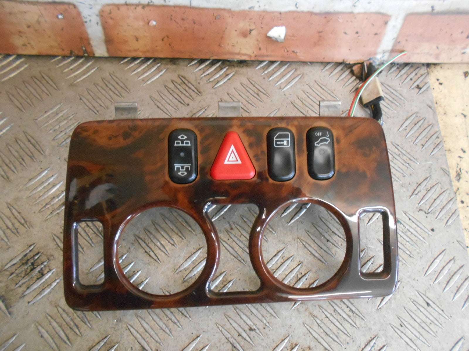 MERCEDES CLK A208 2001 HEATER UNIT SURROUND HAZARD DOOR LOCK ASSEMBLY 2086801738