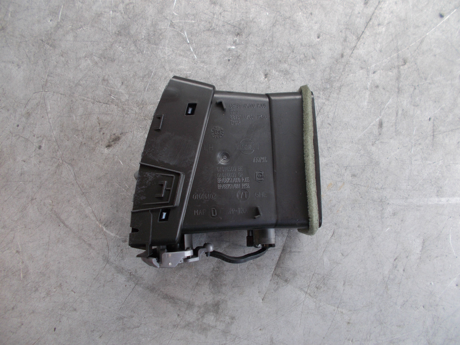 NISSAN MICRA K12 2004 MK3 NS PASSENGER SIDE AIR VENT 68751 AX600 PJ05