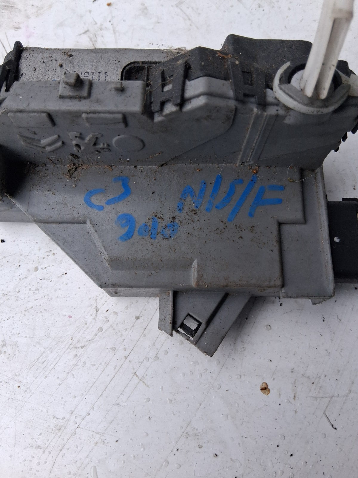 2008 CITROEN C3 LEFT PASSENGER SIDE NEAR SIDE DOOR LOCK A02510