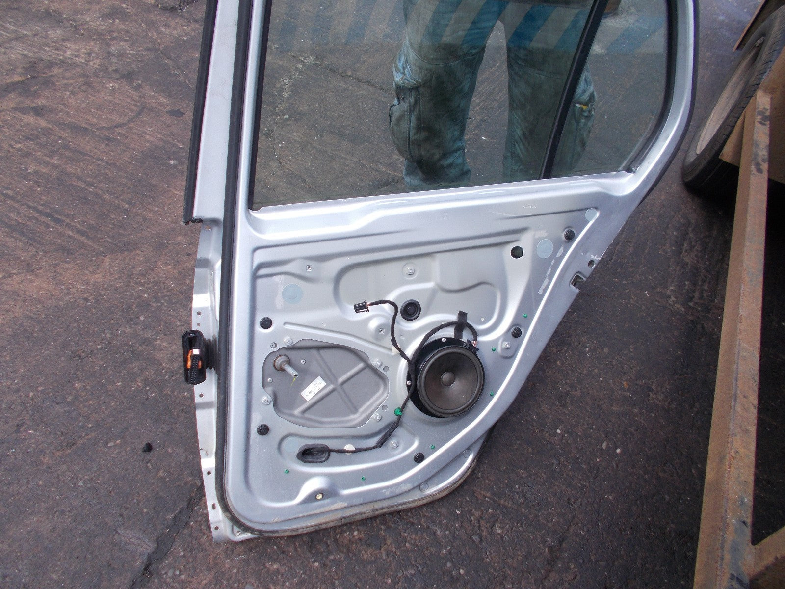 VOLKSWAGEN GOLF MK5 OSR DRIVER SIDE REAR DOOR BARE